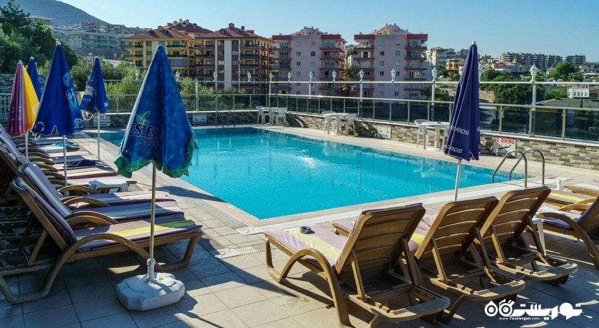 صندلی حمام آفتاب کنار استخر هتل